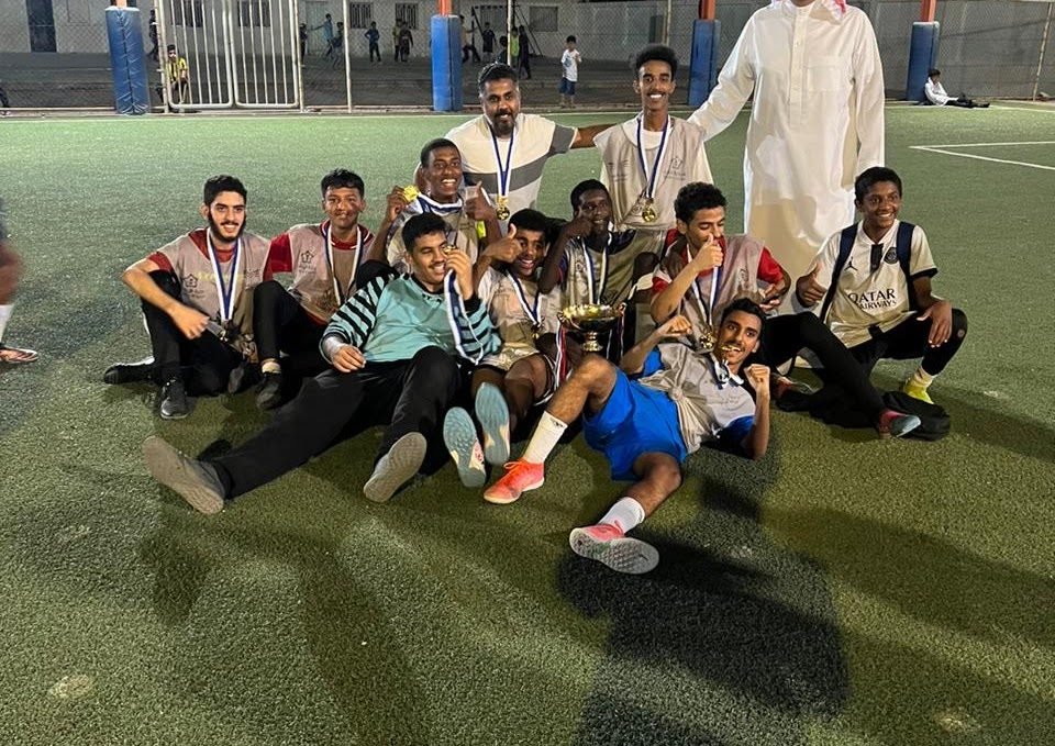 فريق المدرسة في ملعب دوري المدارس