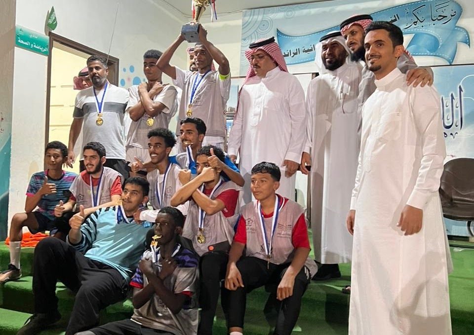 فريق المدرسة مع كأس بطولة مكتب الصفا