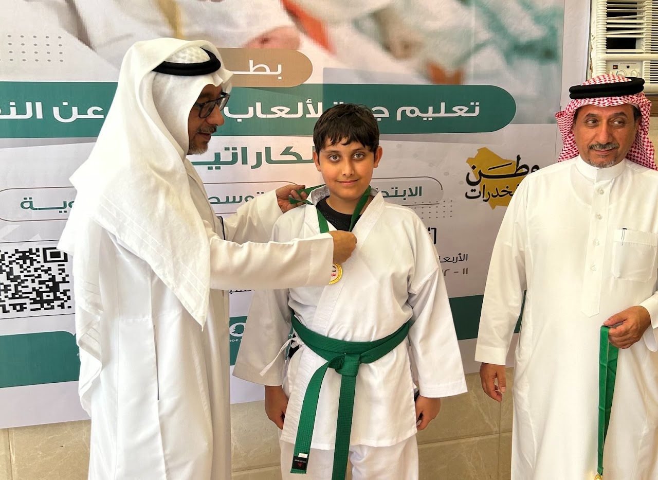 تتويج طالب من المدرسة بميدالية الكاراتيه
