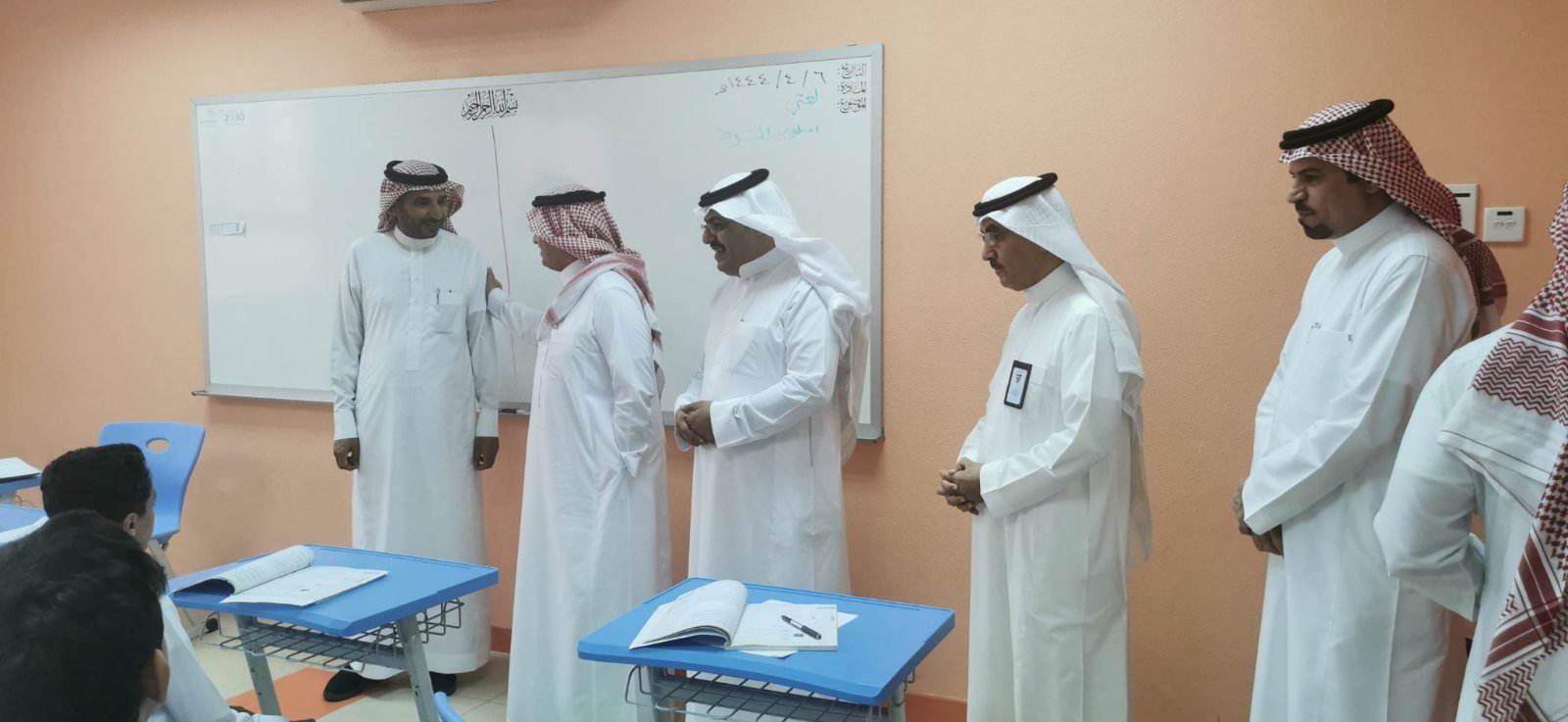 معالي وزير التعليم الأستاذ يوسف البنيان في زيارة للمدرسة